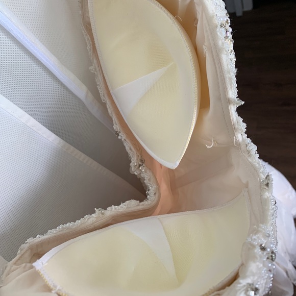 Wedding dress - Picture 6 of 8